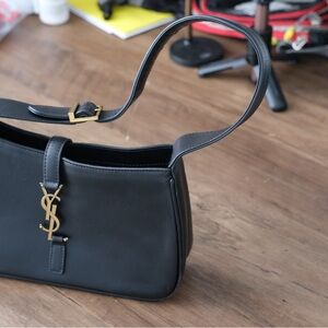 YSL LE 5 À 7 IN SMOOTH LEATHER
NOIR